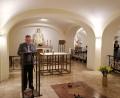 Bild: Koller/exb
Zentralpräses Markus Brunner beim Gebetsgedenken an der Grablege von Pater Rupert Mayer in der Bürgersaalunterkirche.