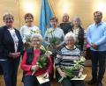 Bild: rha
Für langjährige Treue ehrt der Frauenbund bei seiner Adventfeier einige Mitglieder. (Sitzend): Anna Götz und Theresia Lettner (50 Jahre). (Stehend von links): Sprecherin Monika Mrosek, Gerlinde Schertl (25), Katharina Zwack (40), Susanne Liermann, Lieselotte Rass (25) und geistlicher Beirat Pater Robin Xavier.