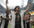 Bild: Achmad Ibrahim/dpa
Paris Brunner (Mitte) feiert mit seinen Teamkollegen der U 17.