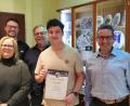 Bild: Musikverein Waldsassen/exb
Zur bestandenen Leistungsprüfung durfte sich Benedikt Scharnagl (Mitte) über die Glückwünsche der Zweiten Dirigentin Claudia Hart, von Zweitem Vorstand Christian Schmeller, von Dirigent Franz Bartl und Vorsitzendem Peter Erl (rechts) freuen.