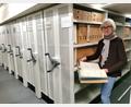 Bild: Portner
Archivarin Christa Zapf inmitten der Rollregale mit kommunalen Unterlagen. Sie blättert gerade in einem Schriftverkehr zum Thema Freibank-Ordnung und Hausschlachtungen ab 1917.