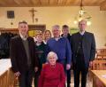 Bild: Verena Baumer/exb 
Der Jubilarin Erna Lautenschlager (vorn sitzend) gratulieren ihre Gäste und die Familie (von links): Bürgermeister Albert Geitner, Enkel Johannes, Schwiegertochter Monika, Sohn Karl, Enkel Thomas sowie Pfarrer Hans-Jürgen Zeitler.