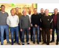 Bild: gau
Der Förderkreis des 1. FC Rieden wählt einen neuen Vorstand und ehrt Mitglieder (von links): Kassier Thomas Gruber, Vize-Präsident Norbert Hauser, Richard Weigert, Präsident Gotthard Färber, 
Schriftführer Bernhard Salbeck, Manfred Theis, FC-Vorsitzender Hans Fischer, FC-Ehrenvorsitzender Hans Joachim Ernst und Zweiter Bürgermeister Josef Weinfurtner.