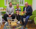 Bild: Lions Club Weiden/exb
Lions-Präsident Bastian Braun (links) und Elmar Baumer, Vorsitzender des Lions-Hilfswerks Weiden, mit Raimunda Schulze von der Caritas Schwangerschaftsberatung.