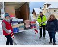 Bild: Brigitte Meyer/exb
63 Päckchen und eine 500-Euro-Geldspende hat KLB-Vorsitzende Brigitte Meyer in Wernersreuth an ein ein Team der Organisation Humedica übergeben.