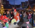 Archivbild: bö
Fast kein Durchkommen für den Hohenburger Nikolaus vor dem Rathaus. Die Kindergartenkinder hatten ihn mit adventlichen Liedern begrüßt und dafür einen Sack mit Geschenken bekommen.
