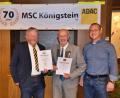 Bild: wku
Vorsitzender Wolfgang Strobel (links) und Bürgermeister Jörk Kaduk (rechts) ernannten Jakob Herbst (Mitte) zum Ehrenmitglied des Motorsportclubs Königstein im ADAC.