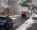 Bild: Friso Gentsch/dpa
Autofahrer müssen weiterhin mit glatten Straßen rechnen.