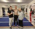 Bild: mzi
Eric Propp (Mitte) vom Boxclub Amberg überzeugte beim Nachwuchsturnier in Chemnitz. Mit im Bild die Trainer Andrej Merzliakov (links) und Ahmet Göksu.