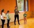 Bild: M. Welnhofer/exb
Jonglieren ist nicht so schwer, wie es zunächst aussieht. Anna Lucia Bauer (Dritte von links) zeigt beim Workshop, wie es geht.
