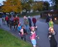 Bild: gi
Mit Fackeln und geschmückten Pferden geht es beim Kinder-Spaß-Programm an Halloween durch Moosbach.
