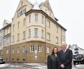 Bild: Petra Hartl
Wo einst Ritter von Möhl residierte und als General die Soldaten in der nahe gelegenen Kaiser-Wilhelm-Kaserne befehligte, hat seit 1983 die Rechtsanwaltskanzlei Dr. Wilfurth im herrschaftlichen Gebäude an der Ludwigstraße ihren Sitz. Ab 1991 zählte auch Konrad Wilfurths Ehefrau, Dr. Andrea Winkler-Wilfurth (links), zum Anwaltsteam und den Stützen ihres Mannes im Betrieb. Heute hat die Kanzlei zehn Anwälte in ihren Reihen.