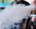 Symbolbild: Bernd Weißbrod/dpa
Eine Wasserpfeife, genannt Shisha, wird längst nicht mehr nur im orientalischen Kulturkreis geraucht. Das belegen zahlreiche Shisha-Bars in deutschen Städten. Eine davon hat in Weiden der Inhaber zweckentfremdet. Er hat dort in größerem Stil Drogen verkauft und musste bald wieder schließen. Der Prozess gegen ihn und seine Helfer beginnt nächste Woche.