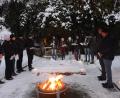 Bild: bey
Die Ministranten trugen zum Beginn der Adventszeit passende Text vor, die neue Klarinettengruppe umrahmte die kurze Andacht an der Ölbergrotte mit weihnachtlichen Stücken.