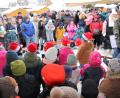 Bild: kro
Viele Zuhörer hatten die Mädchen und Buben des Städtischen Kinderhauses „Tausendfüßler“, die den idyllischen Weihnachtsmarkt mit Gesang eröffneten.