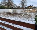 Bild: Gabi Schönberger
Im Hopfenweg 13 wird nachverdichtet. Auf dem rund 1000 Quadratmeter großen Grundstück sollen Mitte nächsten Jahres Wohnungen für Studenten entstehen.