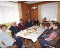 Bild: fvo
Am großen Küchentisch am Hanssimmer-Hof in Spielberg sitzen die Gratulanten, um Georg Meckl (Zweiter von links) zum 90. Geburtstag alles Gute zu wünschen.