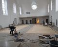 Bild: gi
Derzeit verlegen Arbeiter in der Pfarrkirche den Parkettboden.