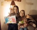 Bild: Schiller/exb
Emily Brust (links) und Klara Schiller wollten Hanna aus Püchersreuth nicht nur die 100 Euro spenden, sondern haben sogar ein Bild gemalt.
