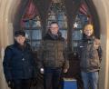 Bild: u
Bürgermeister Hermann Falk (Mitte) öffnete am Freitag das erste Türchen des 21. Lebendigen Adventskalenders. Links im Bild der Gewerbeverbandsvorsitzenden Alfred Härtl, rechts der Vorsitzende des Heimat- und Trachtenvereins, Michael Meier.