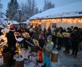 Bild: kki
"Es wird scho glei dumpa" stimmten die BlechFrösch an, als die Dämmerung einsetzte und den Weihnachtsmarkt in ein stimmungsvolles Licht tauchte.