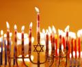 Symbolbild: iStockphoto.com/blueenayim 
Neun Kerzen haben auf dem typischen Chanukka-Leuchter-Platz. Ab 7. Dezember wird jeden Tag eine weitere entzündet. In Regensburg gibt es zum Auftakt des Festes ein Zeichen der Solidarität.