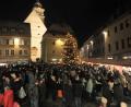Bild: Klaus Trenz
Zwischen dem Weihnachtsbaum und den Ständen herrschte dichtes Gedränge auf dem Marktplatz in Auerbach.
