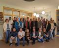 Bild: Susanne Ernst/exb
Akteure des Lokalen Bündnisses besuchen das Landkinderhaus in Trausnitz mit Bürgermeister Martin Schwandner (dritte Reihe rechts).