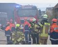 Bild: bö
Gemeinsam üben die Jugend-Feuerwehren aus Vilshofen und Pilsheim. In Vilshofen dürfen die jungen Feuerwehrleute bei einem angenommenen Brand in einer landwirtschaftlichen Hofstelle in der ersten Reihe mit dabei sein.