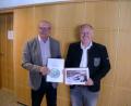 Bild: sh
Schnaittenbachs Bürgermeister Marcus Eichenmüller (rechts) freut sich über das interessante Büchlein des Hobbychronisten Hans Grieger, mit dem die Kaolingeschichte Kick für die Nachwelt lebendig gehalten wird. Er versichert, dass das Werk einen besonderen Platz im Stadtarchiv von Schnaittenbach finden wird.