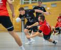 Bild: Günter Uschold
Oliver Landgraf (am Ball) und die HSG Nabburg-Schwarzenfeld bezwangen im Derby den HV Oberviechtach deutlich mit 31:22.