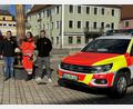 Bild: Max Geitner/exb
Die beiden Vorstände des Kirwavereins Wernberg, Max Geitner (links) und Johannes Schwirtlich (rechts), übergeben eine Spende in Höhe von 500 Euro an Michelle Brenner von der BRK-Bereitschaft Wernberg-Köblitz.