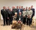 Bild: Diana Kraus/exb
Seinen 80. Geburtstag feiert Alois Singer (sitzend mit Ehefrau Ingrid) aus Altfalter mit zahlreichen Gästen. Neben Vereinen gratuliert namens der Gemeinde Schwarzach auch Bürgermeister Franz Grabinger (stehend, Sechster von rechts).