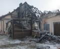 Bild: Hösamer
Ein Brand in Högling sorgte in der Nacht zum Montag für einen Großeinsatz der Feuerwehren. Das Haus ist unbewohnbar.