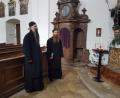 Bild: gi
Die beiden Mönche aus dem Weserbergland waren von der Akustik in der Wieskirche so begeistert, dass sie einfach singen mussten. Zufällig anwesende Kirchenbesucher waren fasziniert.