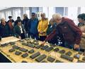Bild: wro
In den Mittelpunkt beim Besuch einer Delegation aus Augsburg und Mittelfranken rückte das Modell des ehemaligen Grenzdurchgangslagers in Wiesau. Die Details erläuterte der Wiesauer Historiker Adalbert Busl (rechts). Zu den vielen, die dort lebten, gehört auch Anita Donderer aus Augsburg (Zweite von links).