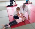 Bild: fz
Beim Judo-Schnuppern dürfen die Kinder unter Anleitung von Arthur Hofmann einfache Griffe untereinander anwenden.