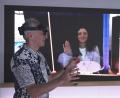 Bild: Barbaros Bulgurcu/o2 Telefonica/dpa
O2-Innovationsmanager Karsten Erlebach spricht via VR-Brille mit seiner Kollegin, die er in der Brille plastisch als Hologramm sieht.