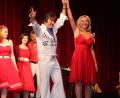Bild: kro
Tina Reith aus Tirschenreuth (rechts) organisierte den Auftritt und hieß Elvis-Imitator Arnold Wurm im Kettelerhaus willkommen.