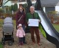 Bild: wro
Mit der Anschaffung einer kleinkindgerechten Rutsche für den Spielplatz in Tirschnitz geht ein Wunsch der zweijährigen Valentina Thoma (vorne) in Erfüllung. Zur Finanzierung beigetragen hat auch Bürgermeister Toni Dutz mit einer Privatspende. Mit im Bild Valentinas Mama Theresia.