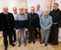 Bild: Michael Koller/exb
Ehrungen standen bei der Marianischen Männerkongregation auf der Tagesordnung (von links): Präfekt Michael Koller, Ewald Gebhard, Eduard Rauscher, Fahnenträger Franz Hirmer, Zentralpräses Markus Brunner, Martin Weiß, Konrad Kopf und Vizepräses Pater Seraphin.