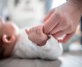 Symbolbild: Fabian Strauch/dpa
Die Versorgungssituation für Neugeborene, Klein-Kinder und deren Familien wird immer schwieriger. Bei einem runden Tisch am Landratsamt Schwandorf wurden Lösungsansätze diskutiert.