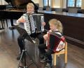 Bild: zch
Katharina Stock, die zusammen mit ihrer Mutter Marianne Stock drei Szenen aus den Märchenbildern „Hänsel und Gretel“ auf dem Akkordeon spielte.