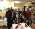 Bild: St. Johannis Stift Pfreimd/exb
Jubilarin Anna Bauer (Mitte) zeigt das Bild im Kreise ihrer Gratulanten im Pfreimder Seniorenheim.