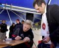 Bild: Hubert Ziegler
Auch der erste Vorsitzende der 1.FCN-Freunden Hirschau, Markus Hirschmann, nutze die Gelegenheit und schnappte sich ein Autogramm von Mats Möller Daehli.