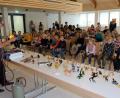 Bild: do
Anschaulich erfahren die Kinder der Grundschule am Rauhen Kulm beim Besuch des Coburger Glasbläsers Jürgen Piller, wie aus Rohglas mit viel Geschick und Können kleine Kunstwerke entstehen.