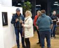 Bild: Ferdinand Leinenbach/exb
Besucher der Vernissage genießen Bilder und Häppchen
