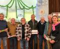 Bild: Sigritz/exb
Glückliche Gewinner beim „Lichtblicke“-Preisschafkopf: Viola Vogelsang-Reichl und Martin Staffe (Zweiter von links) gratulieren Jürgen Birner (Dritter von links) zum Hauptpreis. Ihm folgen Hans Balk (Dritter von rechts), Reinhold Gerber (Zweiter von rechts) sowie Reinhold Hilburger (Mitte) und Heinrich Mattes (links).