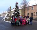 Bild: Mösbauer/exb
Stolz präsentieren sich die Kinder mit ihren Betreuerinnen und der Familienbeauftragten Andrea Kunschir vor dem geschmückten Baum. Neben der Mariensäule steht der Krippenstall.