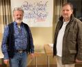 Bild: Maierhofer/exb
Gerhard Fersch (rechts) begrüßt Johann Maierhofer zum Dialektabend.